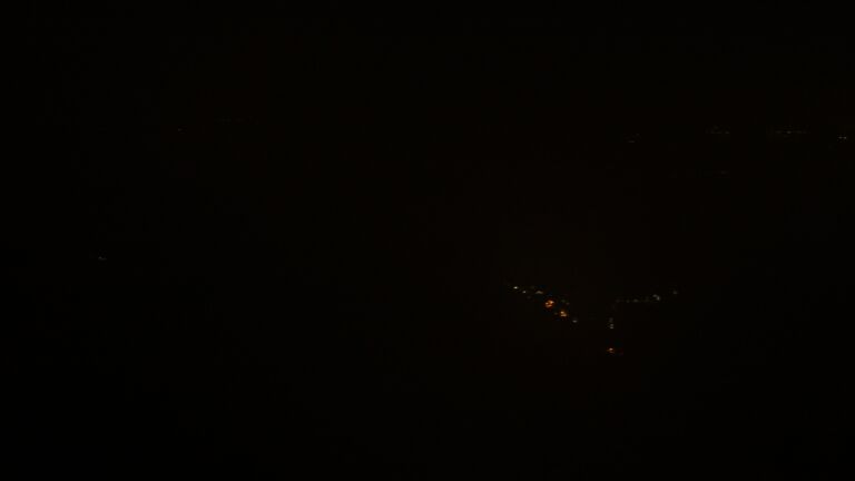 Dieses Bild zeigt eine Webcam-Aufnahme vom Achertal, aufgenommen am Montag, den 27.10.2025 um 23:30 Uhr. Die Temperatur betrug 2.6°C.