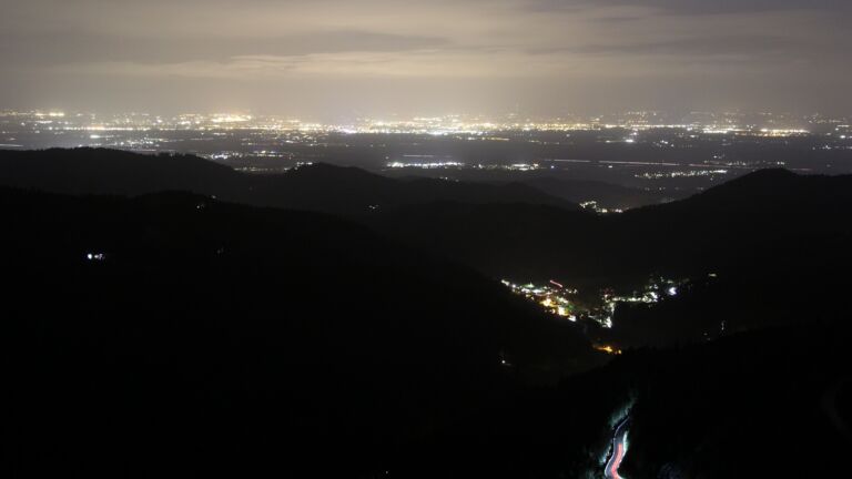 Dieses Bild zeigt eine Webcam-Aufnahme vom Achertal, aufgenommen am Samstag, den 11.04.2026 um 21:30 Uhr. Die Temperatur betrug 11.4°C.