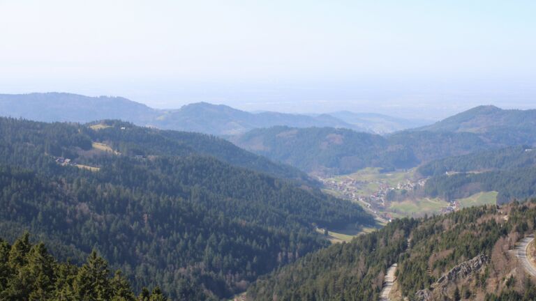 Dieses Bild zeigt eine Webcam-Aufnahme vom Achertal, aufgenommen am Donnerstag, den 05.03.2026 um 13:30 Uhr. Die Temperatur betrug 14.4°C.