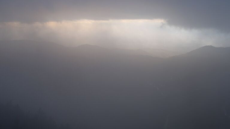 Dieses Bild zeigt eine Webcam-Aufnahme vom Achertal, aufgenommen am Montag, den 27.10.2025 um 17:00 Uhr. Die Temperatur betrug 2.6°C.