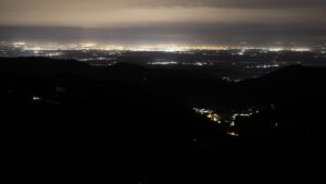 Dieses Bild zeigt eine Webcam-Aufnahme vom Achertal, aufgenommen am Samstag, den 17.01.2026 um 04:00 Uhr. Die Temperatur betrug 7.9°C.