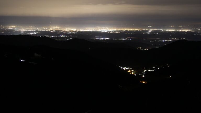 Dieses Bild zeigt eine Webcam-Aufnahme vom Achertal, aufgenommen am Samstag, den 17.01.2026 um 04:00 Uhr. Die Temperatur betrug 7.9°C.