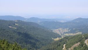 Dieses Bild zeigt eine Webcam-Aufnahme vom Achertal, aufgenommen am Dienstag, den 01.07.2025 um 11:50 Uhr. Die Temperatur betrug 24.3°C.