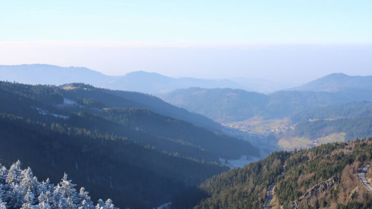 Dieses Bild zeigt eine Webcam-Aufnahme vom Achertal, aufgenommen am Freitag, den 26.12.2025 um 13:20 Uhr. Die Temperatur betrug 1.7°C.