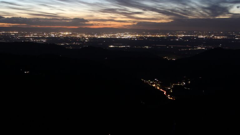 Dieses Bild zeigt eine Webcam-Aufnahme vom Achertal, aufgenommen am Freitag, den 24.10.2025 um 19:20 Uhr. Die Temperatur betrug 2.3°C.