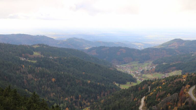 Dieses Bild zeigt eine Webcam-Aufnahme vom Achertal, aufgenommen am Montag, den 03.11.2025 um 15:00 Uhr. Die Temperatur betrug 5.7°C.