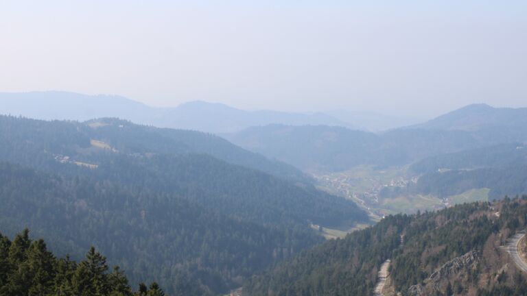 Dieses Bild zeigt eine Webcam-Aufnahme vom Achertal, aufgenommen am Sonntag, den 08.03.2026 um 13:20 Uhr. Die Temperatur betrug 12.5°C.