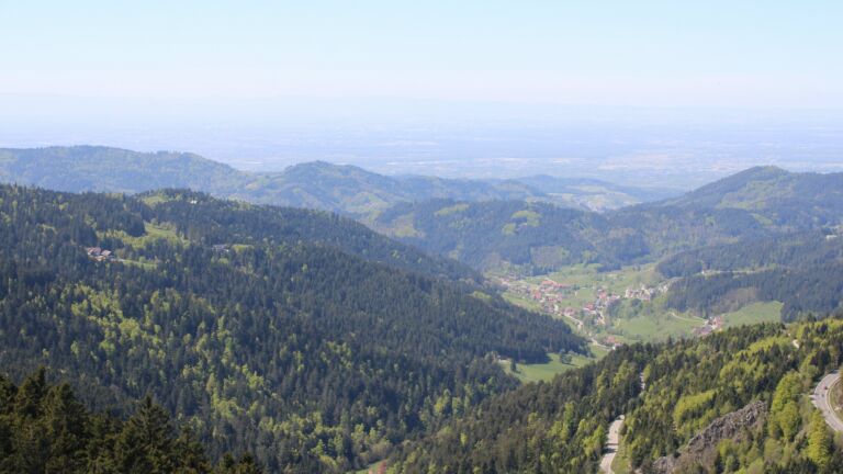 Dieses Bild zeigt eine Webcam-Aufnahme vom Achertal, aufgenommen am Sonntag, den 26.04.2026 um 13:40 Uhr. Die Temperatur betrug 15.5°C.