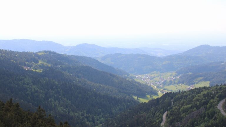 Dieses Bild zeigt eine Webcam-Aufnahme vom Achertal, aufgenommen am Freitag, den 08.05.2026 um 16:50 Uhr. Die Temperatur betrug 12.5°C.