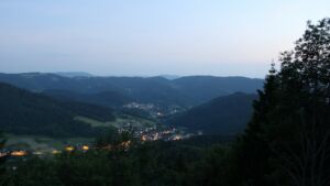 Dieses Bild zeigt eine Webcam-Aufnahme vom Achertal, aufgenommen am Dienstag, den 26.05.2026 um 22:00 Uhr. Die Temperatur betrug 23.9°C.