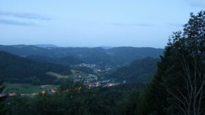 Dieses Bild zeigt eine Webcam-Aufnahme vom Achertal, aufgenommen am Mittwoch, den 17.06.2026 um 04:40 Uhr. Die Temperatur betrug 17.1°C.
