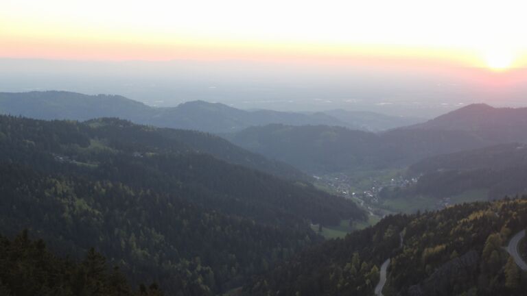 Dieses Bild zeigt eine Webcam-Aufnahme vom Achertal, aufgenommen am Mittwoch, den 22.04.2026 um 20:30 Uhr. Die Temperatur betrug 7°C.