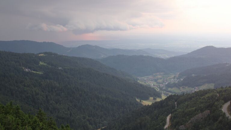Dieses Bild zeigt eine Webcam-Aufnahme vom Achertal, aufgenommen am Montag, den 14.07.2025 um 21:10 Uhr. Die Temperatur betrug 18.1°C.