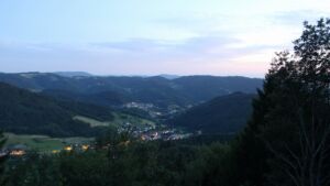 Dieses Bild zeigt eine Webcam-Aufnahme vom Achertal, aufgenommen am Dienstag, den 07.07.2026 um 22:10 Uhr. Die Temperatur betrug 22.4°C.