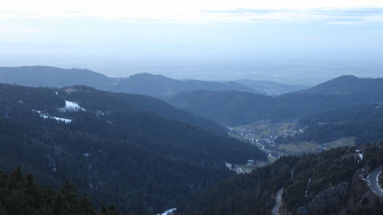 Dieses Bild zeigt eine Webcam-Aufnahme vom Achertal, aufgenommen am Freitag, den 16.01.2026 um 17:10 Uhr. Die Temperatur betrug 6.9°C.