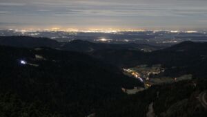 Dieses Bild zeigt eine Webcam-Aufnahme vom Achertal, aufgenommen am Samstag, den 06.12.2025 um 01:00 Uhr. Die Temperatur betrug 0.1°C.