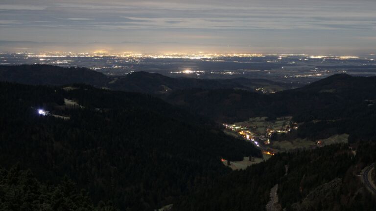 Dieses Bild zeigt eine Webcam-Aufnahme vom Achertal, aufgenommen am Samstag, den 06.12.2025 um 01:00 Uhr. Die Temperatur betrug 0.1°C.
