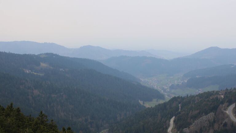 Dieses Bild zeigt eine Webcam-Aufnahme vom Achertal, aufgenommen am Samstag, den 21.03.2026 um 13:00 Uhr. Die Temperatur betrug 6.6°C.