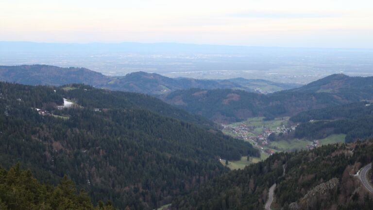 Dieses Bild zeigt eine Webcam-Aufnahme vom Achertal, aufgenommen am Sonntag, den 05.04.2026 um 07:30 Uhr. Die Temperatur betrug 9.4°C.