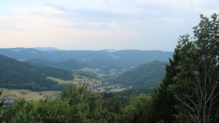 Dieses Bild zeigt eine Webcam-Aufnahme vom Achertal, aufgenommen am Freitag, den 31.07.2026 um 19:20 Uhr. Die Temperatur betrug 27.7°C.