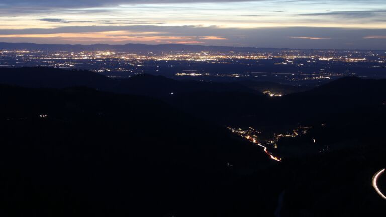 Dieses Bild zeigt eine Webcam-Aufnahme vom Achertal, aufgenommen am Donnerstag, den 13.11.2025 um 17:40 Uhr. Die Temperatur betrug 15.4°C.