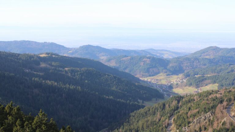 Dieses Bild zeigt eine Webcam-Aufnahme vom Achertal, aufgenommen am Donnerstag, den 18.12.2025 um 12:40 Uhr. Die Temperatur betrug 7.1°C.