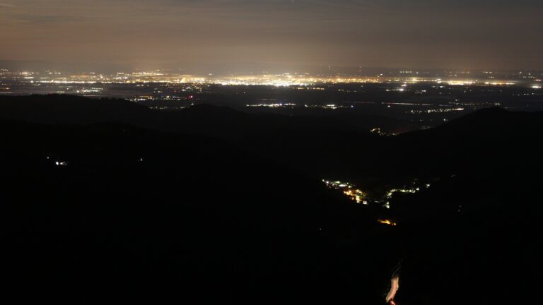Dieses Bild zeigt eine Webcam-Aufnahme vom Achertal, aufgenommen am Samstag, den 06.09.2025 um 04:30 Uhr. Die Temperatur betrug 10.4°C.