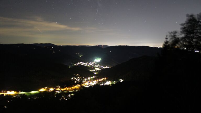 Dieses Bild zeigt eine Webcam-Aufnahme vom Achertal, aufgenommen am Mittwoch, den 14.10.2026 um 21:00 Uhr. Die Temperatur betrug 13.4°C.