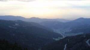 Dieses Bild zeigt eine Webcam-Aufnahme vom Achertal, aufgenommen am Sonntag, den 05.04.2026 um 19:30 Uhr. Die Temperatur betrug 7.3°C.