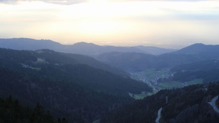 Dieses Bild zeigt eine Webcam-Aufnahme vom Achertal, aufgenommen am Sonntag, den 05.04.2026 um 19:30 Uhr. Die Temperatur betrug 7.3°C.