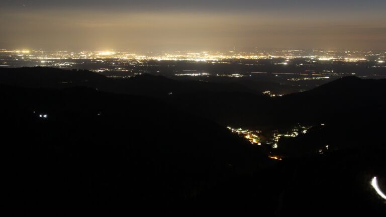 Dieses Bild zeigt eine Webcam-Aufnahme vom Achertal, aufgenommen am Montag, den 20.04.2026 um 22:00 Uhr. Die Temperatur betrug 3.9°C.