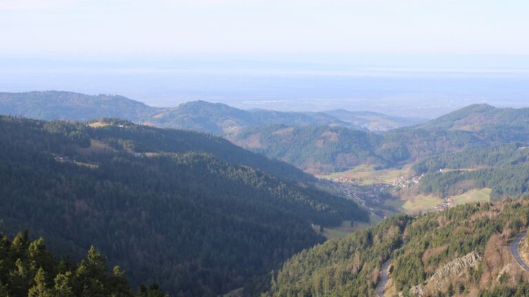 Dieses Bild zeigt eine Webcam-Aufnahme vom Achertal, aufgenommen am Donnerstag, den 18.12.2025 um 11:20 Uhr. Die Temperatur betrug 7.7°C.