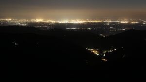 Dieses Bild zeigt eine Webcam-Aufnahme vom Achertal, aufgenommen am Montag, den 25.08.2025 um 22:00 Uhr. Die Temperatur betrug 15.6°C.