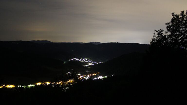 Dieses Bild zeigt eine Webcam-Aufnahme vom Achertal, aufgenommen am Donnerstag, den 23.07.2026 um 01:30 Uhr. Die Temperatur betrug 14.4°C.