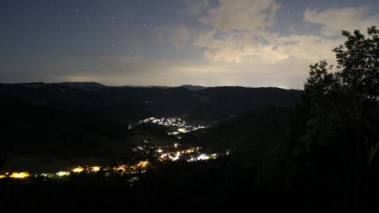 Dieses Bild zeigt eine Webcam-Aufnahme vom Achertal, aufgenommen am Donnerstag, den 06.08.2026 um 01:00 Uhr. Die Temperatur betrug 20.6°C.