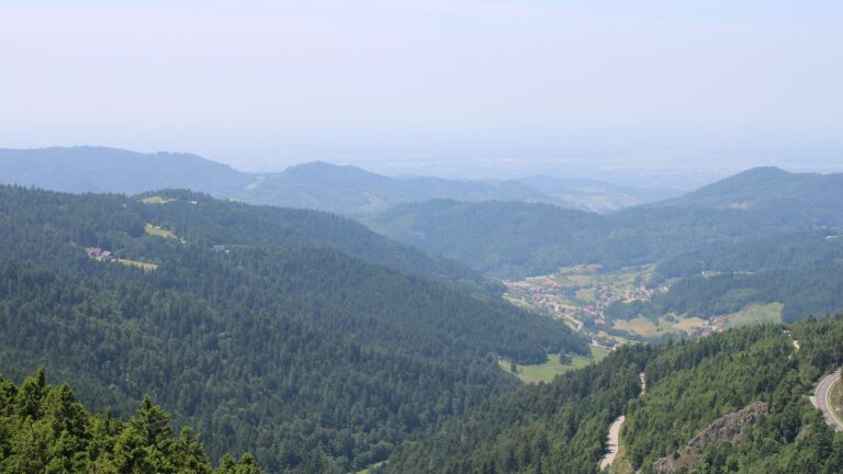 Dieses Bild zeigt eine Webcam-Aufnahme vom Achertal, aufgenommen am Donnerstag, den 12.06.2025 um 13:40 Uhr. Die Temperatur betrug 23.2°C.