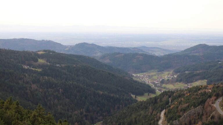 Dieses Bild zeigt eine Webcam-Aufnahme vom Achertal, aufgenommen am Donnerstag, den 13.11.2025 um 15:30 Uhr. Die Temperatur betrug 15.1°C.