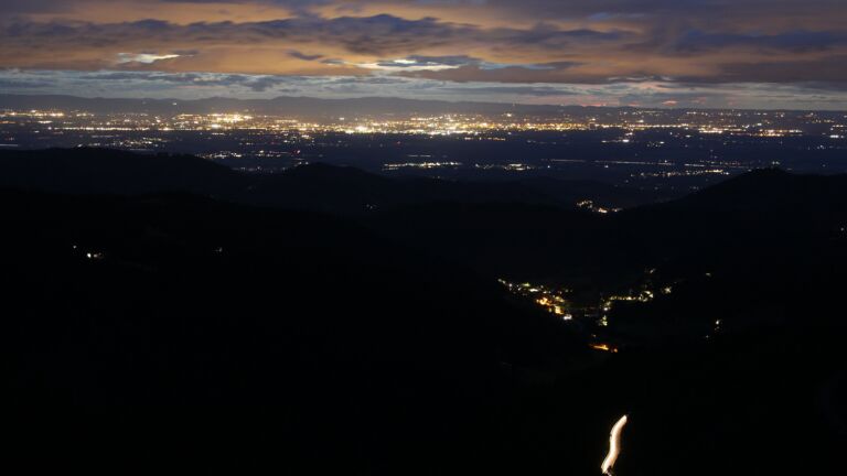 Dieses Bild zeigt eine Webcam-Aufnahme vom Achertal, aufgenommen am Freitag, den 29.08.2025 um 21:10 Uhr. Die Temperatur betrug 10.8°C.
