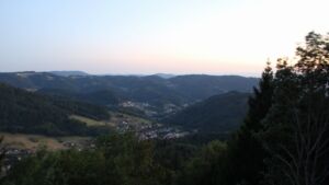 Dieses Bild zeigt eine Webcam-Aufnahme vom Achertal, aufgenommen am Donnerstag, den 13.08.2026 um 21:10 Uhr. Die Temperatur betrug 27.3°C.