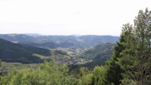 Dieses Bild zeigt eine Webcam-Aufnahme vom Achertal, aufgenommen am Dienstag, den 07.07.2026 um 15:30 Uhr. Die Temperatur betrug 30.9°C.