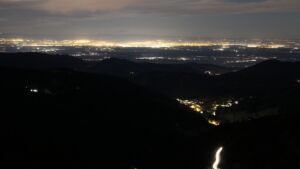 Dieses Bild zeigt eine Webcam-Aufnahme vom Achertal, aufgenommen am Freitag, den 31.10.2025 um 23:00 Uhr. Die Temperatur betrug 11.2°C.