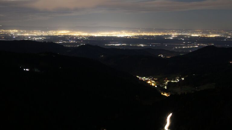 Dieses Bild zeigt eine Webcam-Aufnahme vom Achertal, aufgenommen am Freitag, den 31.10.2025 um 23:00 Uhr. Die Temperatur betrug 11.2°C.