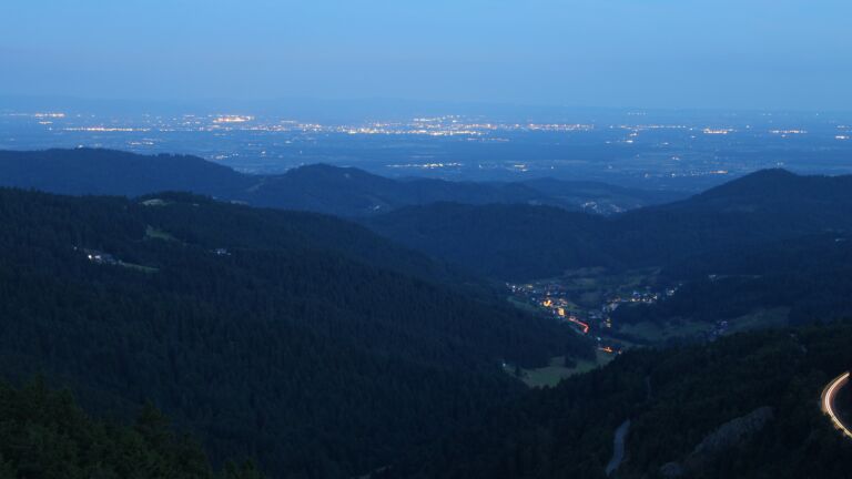 Dieses Bild zeigt eine Webcam-Aufnahme vom Achertal, aufgenommen am Samstag, den 12.07.2025 um 04:50 Uhr. Die Temperatur betrug 12.1°C.