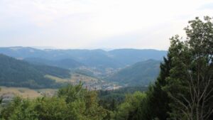 Dieses Bild zeigt eine Webcam-Aufnahme vom Achertal, aufgenommen am Sonntag, den 16.08.2026 um 18:50 Uhr. Die Temperatur betrug 27.6°C.
