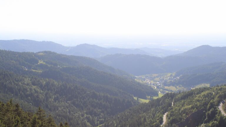 Dieses Bild zeigt eine Webcam-Aufnahme vom Achertal, aufgenommen am Freitag, den 30.05.2025 um 18:50 Uhr. Die Temperatur betrug 21.6°C.