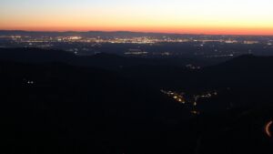 Dieses Bild zeigt eine Webcam-Aufnahme vom Achertal, aufgenommen am Donnerstag, den 23.04.2026 um 21:30 Uhr. Die Temperatur betrug 10°C.