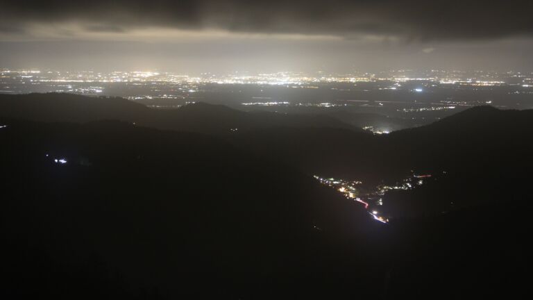 Dieses Bild zeigt eine Webcam-Aufnahme vom Achertal, aufgenommen am Montag, den 27.10.2025 um 20:30 Uhr. Die Temperatur betrug 2.6°C.