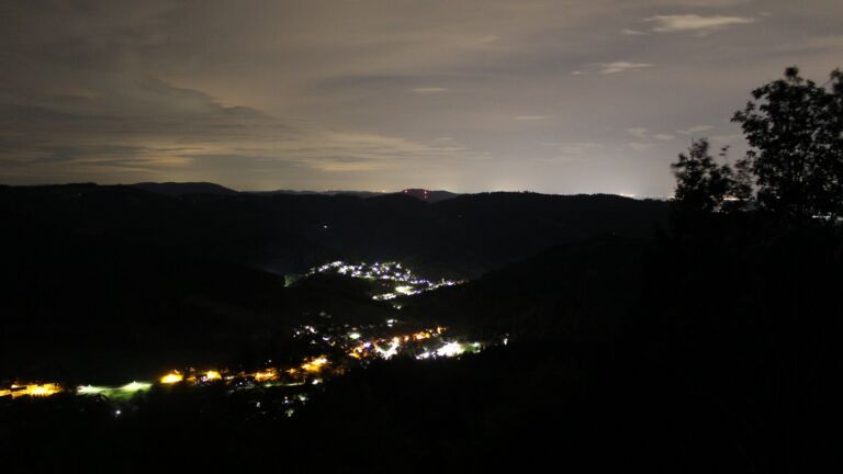 Dieses Bild zeigt eine Webcam-Aufnahme vom Achertal, aufgenommen am Freitag, den 18.09.2026 um 01:00 Uhr. Die Temperatur betrug 13.6°C.