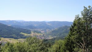Dieses Bild zeigt eine Webcam-Aufnahme vom Achertal, aufgenommen am Dienstag, den 28.07.2026 um 13:40 Uhr. Die Temperatur betrug 26.2°C.