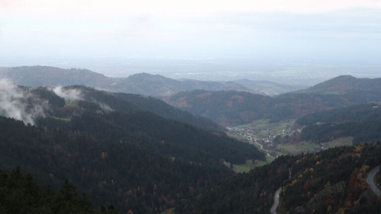 Dieses Bild zeigt eine Webcam-Aufnahme vom Achertal, aufgenommen am Montag, den 03.11.2025 um 07:10 Uhr. Die Temperatur betrug 2.6°C.